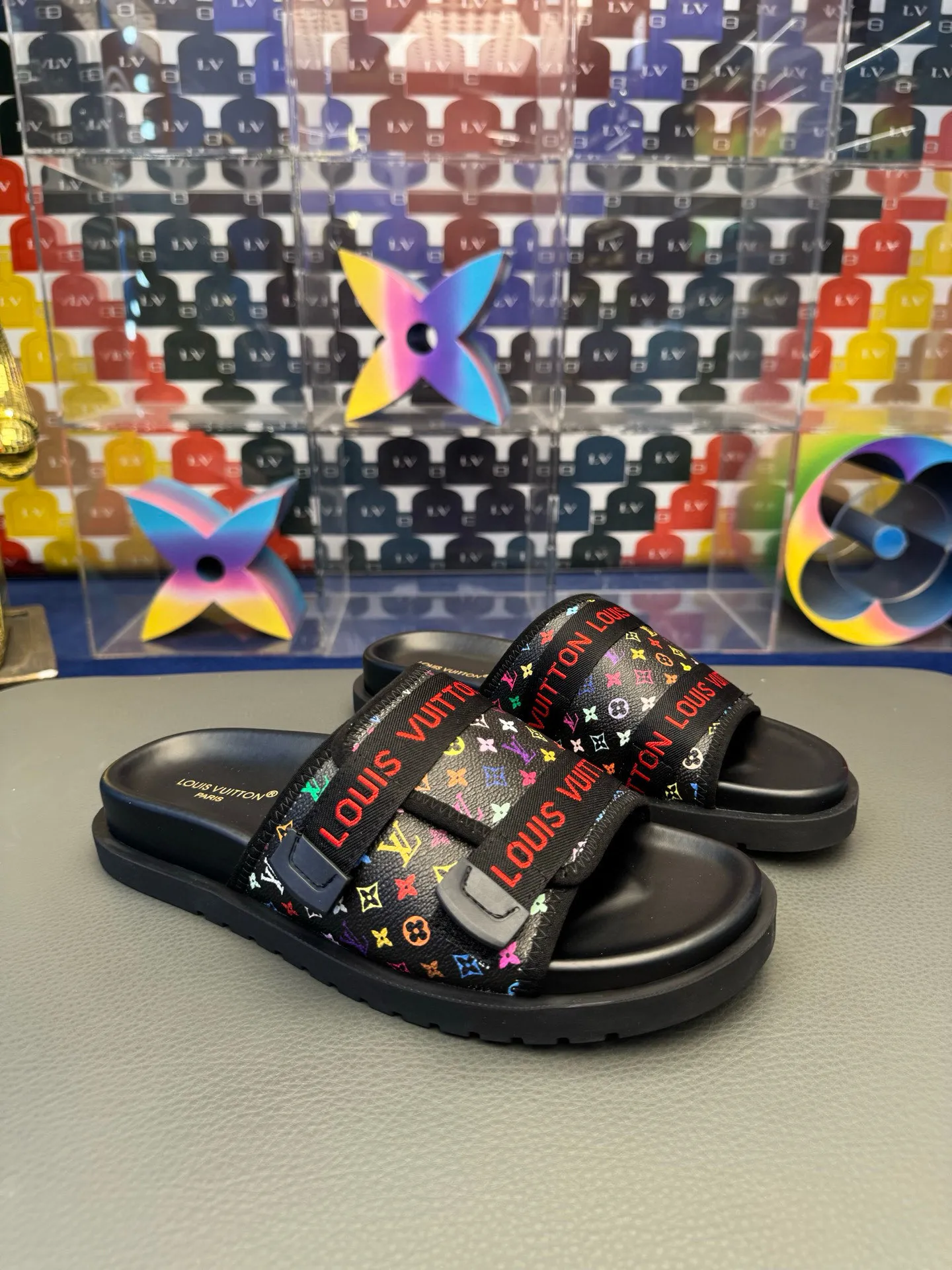 [L Home] P: 340💰Size: 38-45 Top purchasing lv men's summer slippers, classic presbyopia with soft real leather lining, unique color splicing effect, distinctive personality, fashionable and trendy essential style, light and comfortable. Lightweight and tough rubber insole, micro ridged foam outsole, super comfortable!